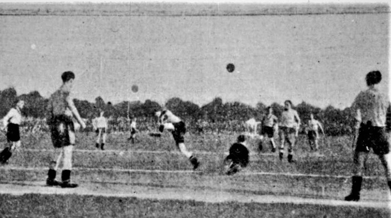     Turek wehrt einen Flankenball ab, aus der Begegnung Duisburg 48/99 - Hamborn 07 (27. April 1942),
aus: Generalanzeiger für das Rheinisch-Westfälische Industriegebiet  
