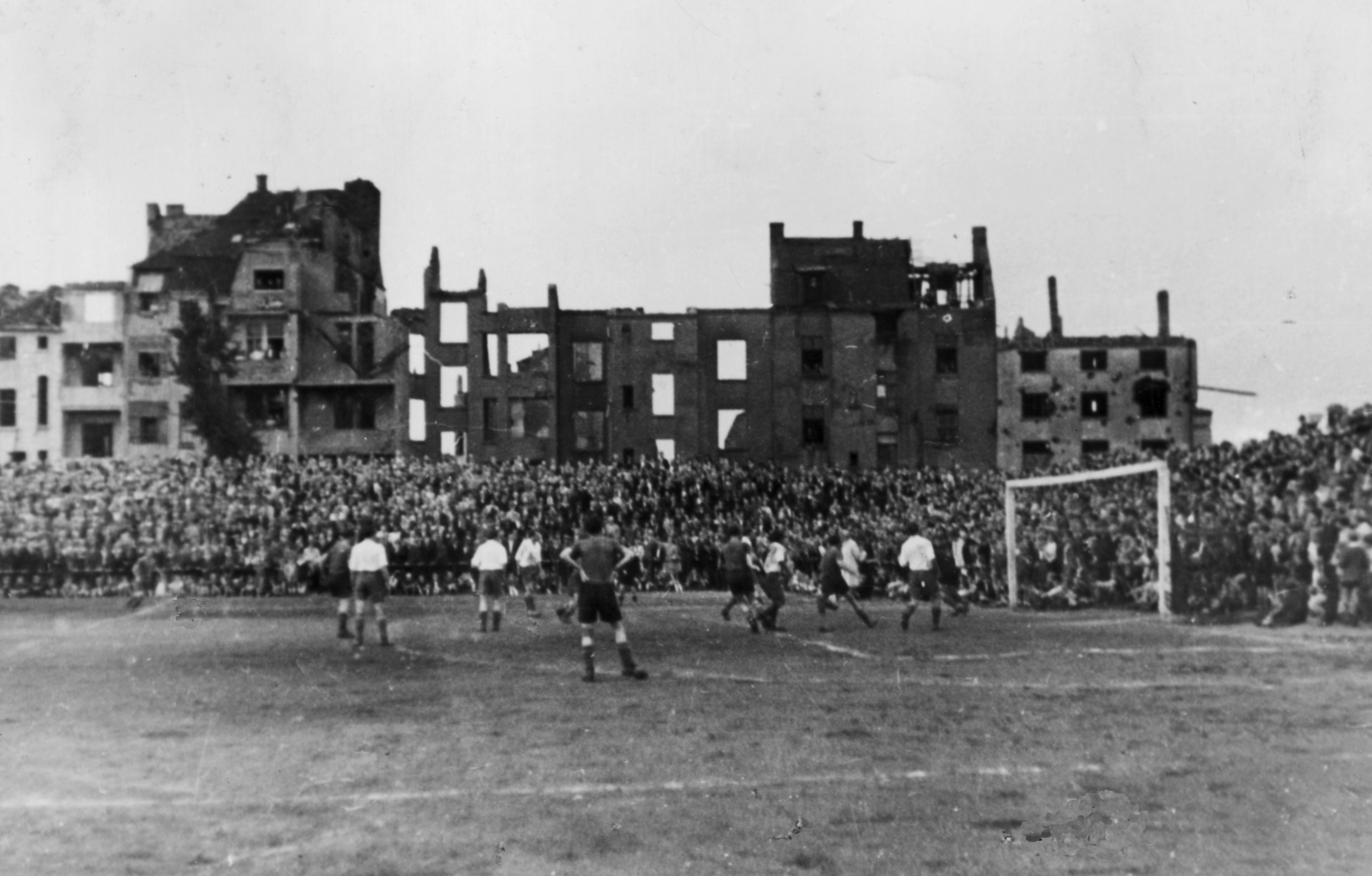 1 – Fußball zwischen Trümmern: Zuschauermassen in Essen 1946 