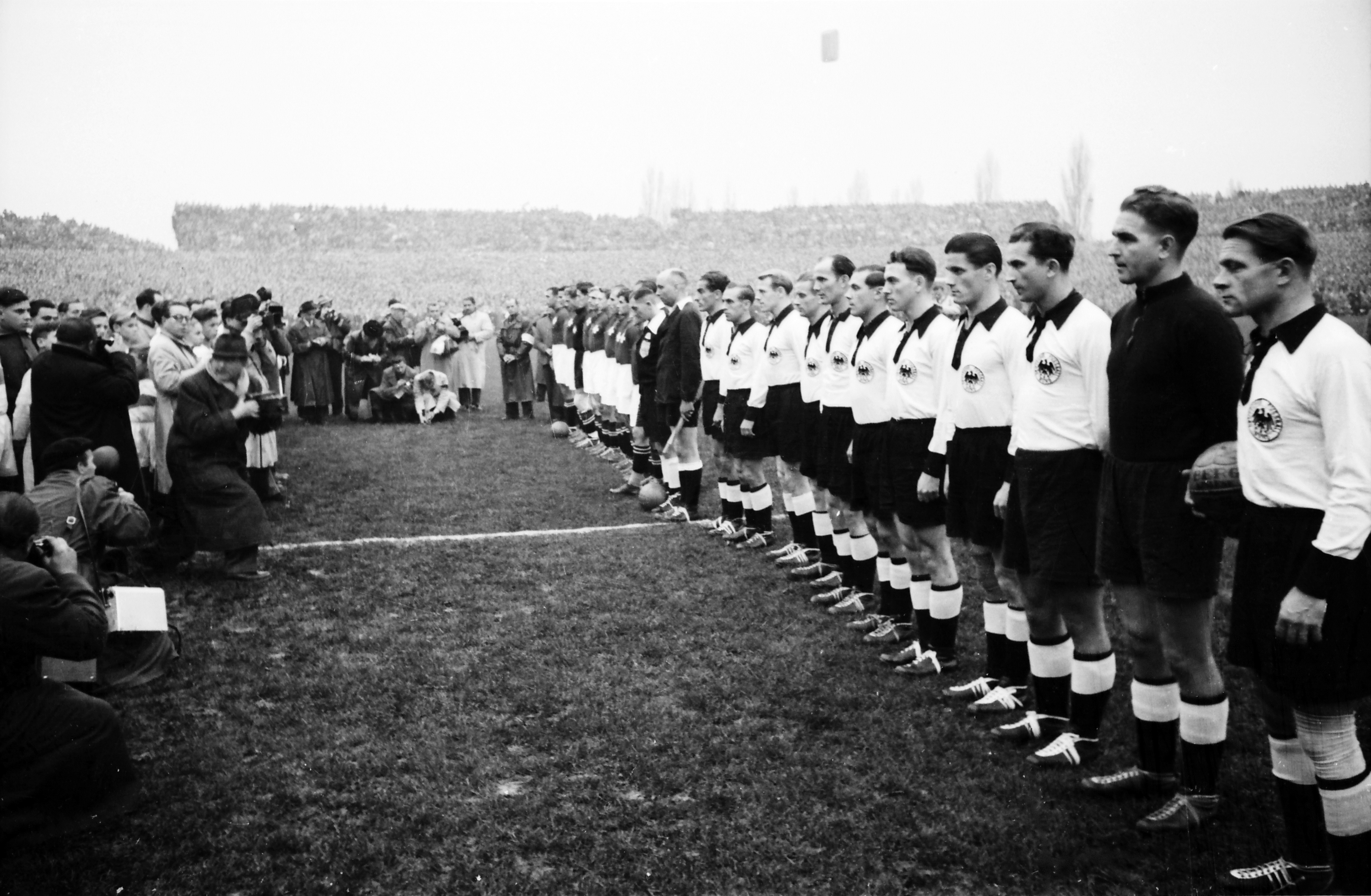 11 – DFB-Premiere nach dem Zweiten Weltkrieg. Die deutsche Elf gewinnt 
gegen die Schweiz mit 1:0  
