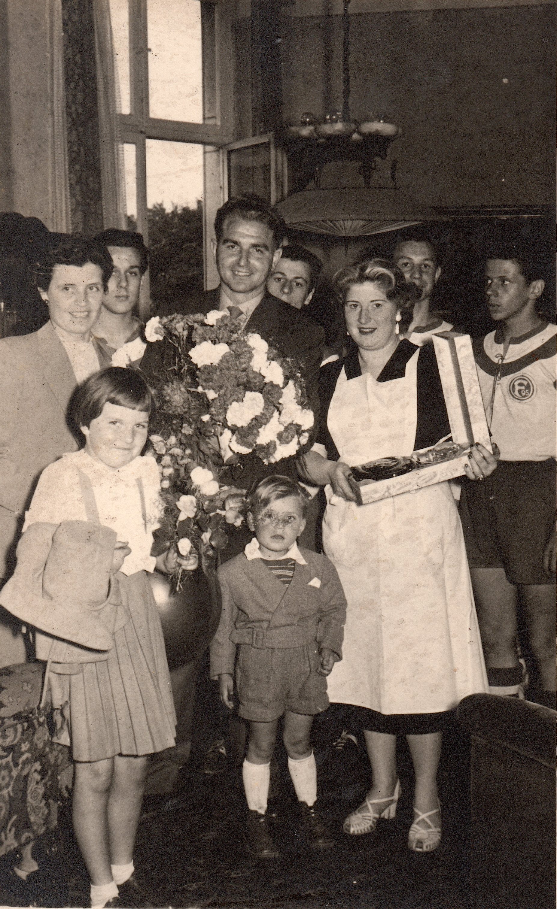 17 – Turek mit seiner Gattin (links) und den beiden Kindern 
(1954 bei der WM-Feier im Hoffelder Hof in Düsseldorf) 

