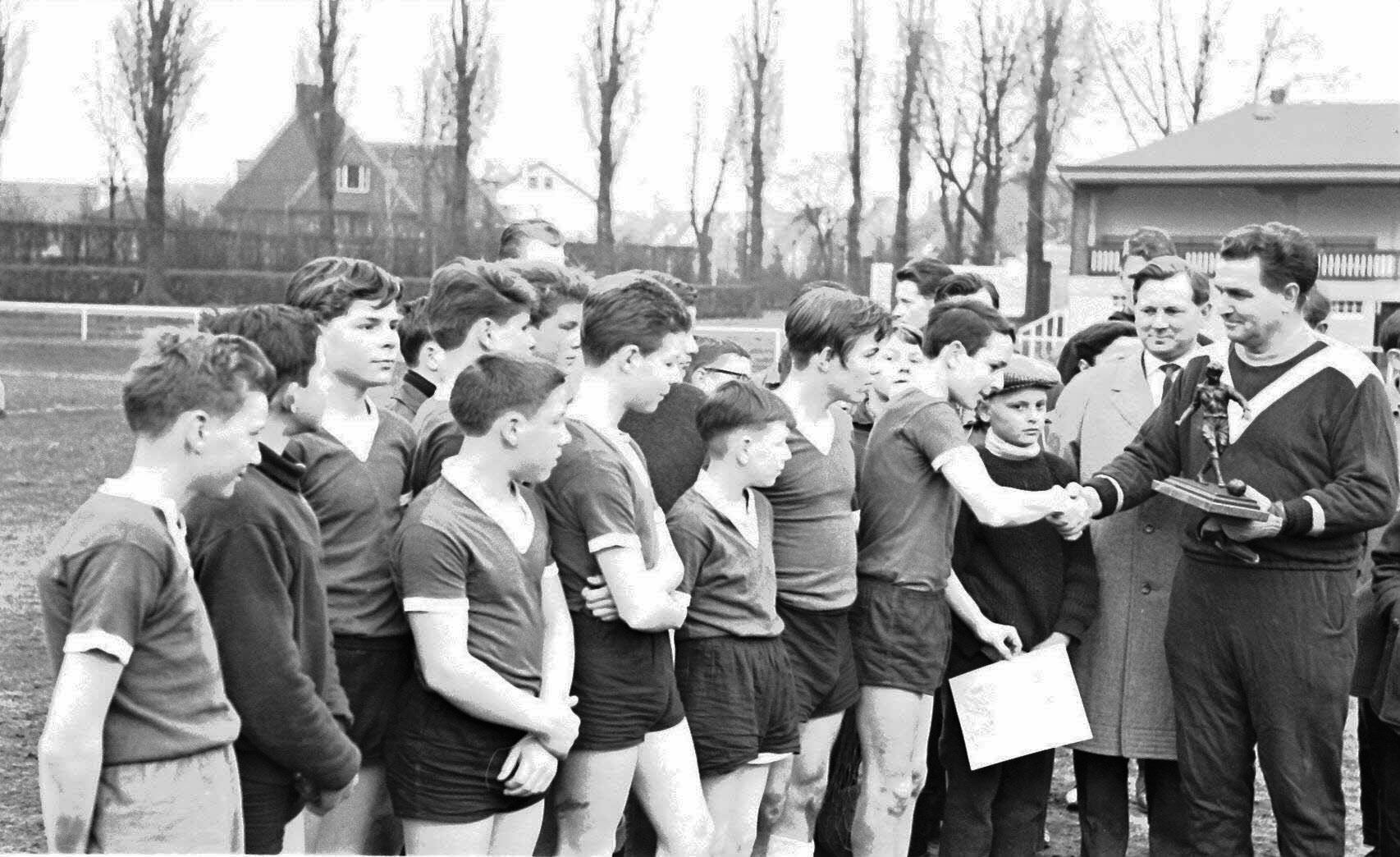 19: Toni Turek überreicht 1962 erstmals den nach im benannten                Wanderpokal für Schülermannschaften 
