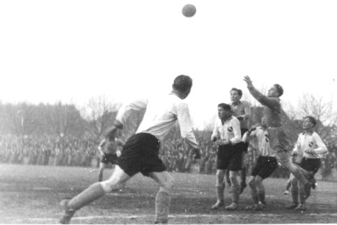 2 – Duisburger Stadtmeisterschaft 1945/46:
Turek in Aktion 
