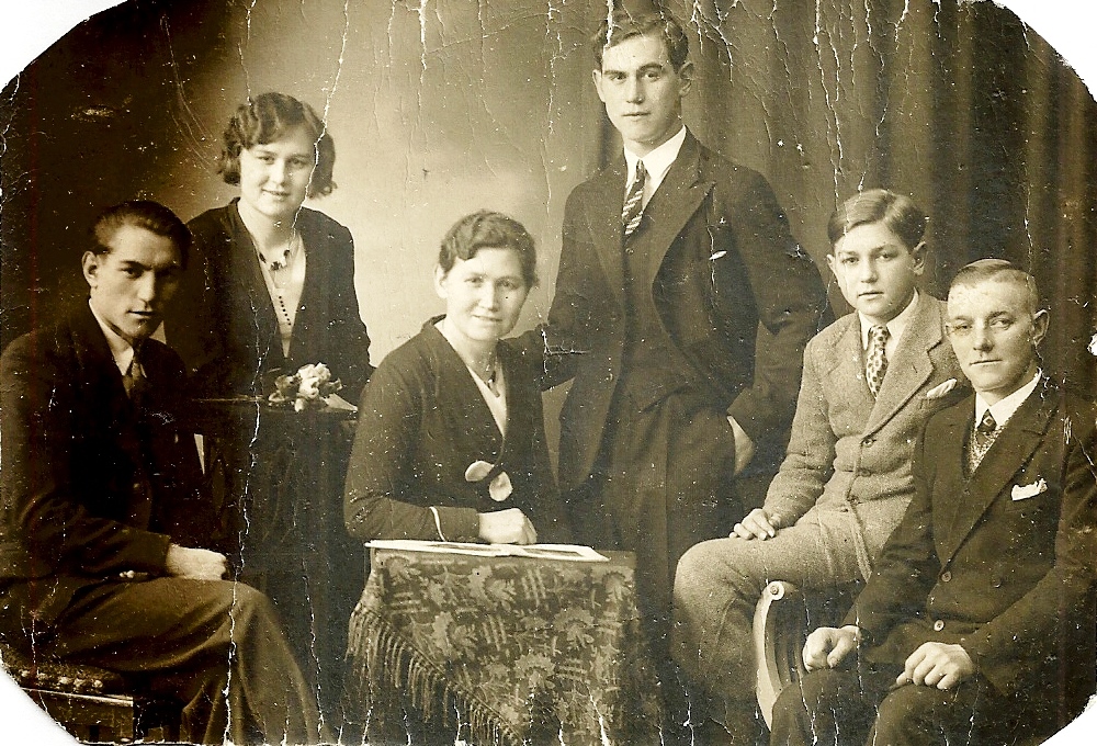 4 – Der Benjamin Toni mit seinen Eltern und Geschwistern (um 1930)             