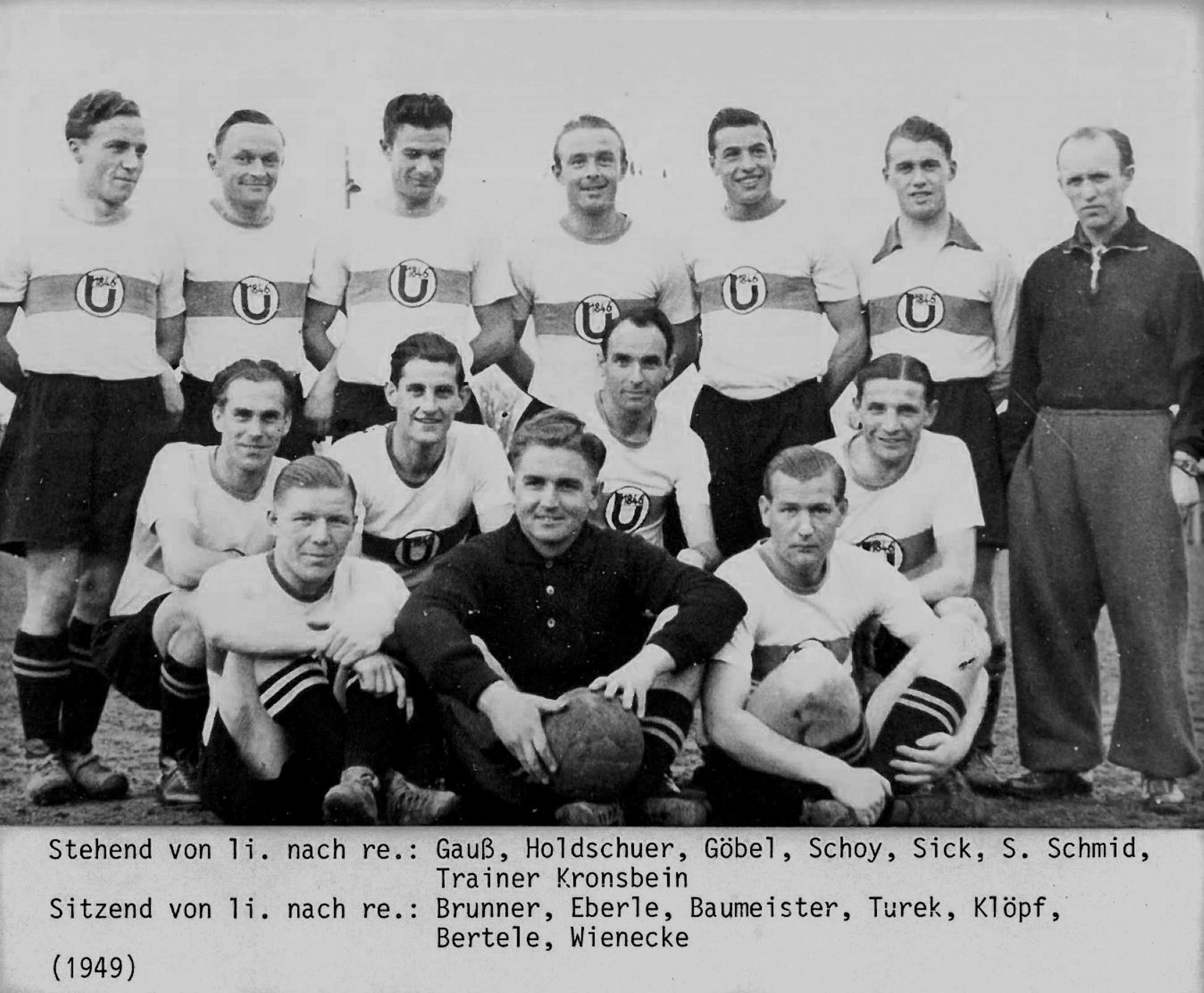5 – Die „Ulmer Spatzen“ mit einem lächelnden Turek und 
einem ernsten Trainer-Novizen „Fiffi“ Kronsbein (1949/50)
