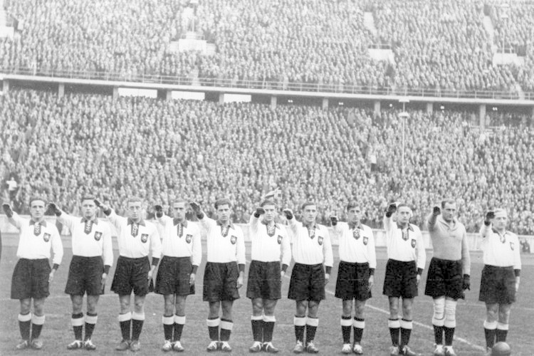 8 – Die berühmte „Breslau-Elf“ im Oktober 1937 vor dem Länderspiel 
gegen Norwegen mit dem „Hitler-Gruß“
